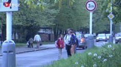 VÁLKA ŠKOL v Kladně. Kvůli rozbitému chodníku nadávky a šikana