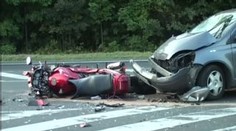 Motorkář skončil pod autem. Rozlámal si kosti. VIDEO