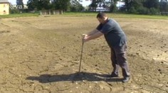 Na severu Čech trpí po povodních. Hřiště vypadá jako pole