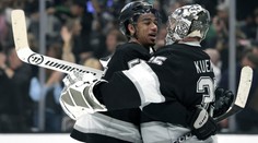 Momenty týdne v NHL: Hokejkové čáry LA. Byfieldův gól jednoruč a zásah Kuempera