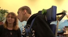 Je ochrnutý, nemluví. Ale učí se. Potřebuje pomoc spolužáků