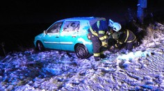 Řidiči, pozor! Česko pokryl sníh i ledovka, silnice blokují nehody
