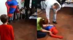 DĚSIVÉ VIDEO: Spider-Man dělal salta před dětmi, málem zemřel!
