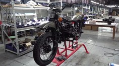 Muž z Aljašky si stěžoval, že nemá součástky do motorky. Od Putina dostal novou
