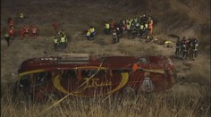 VIDEO: Po nehodě autobusu zůstalo ve Španělsku 14 mrtvých