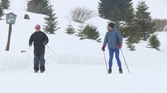 Bláznivé počasí nekončí, do hor za sněhem vyrazili turisti i běžkaři