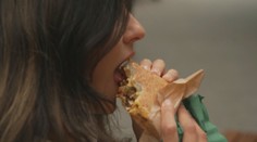 VIDEO: Kebab pro mimozemšťany. Lidé na unikátní pokrm stojí fronty