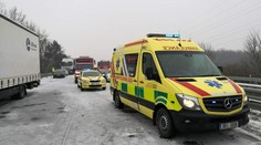 Mosty na Moravě namrzají! Hlavní tah v Brně blokovala hromadná nehoda