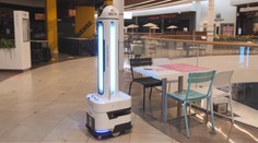 Obchodní centrum testuje robota, který zákazníkům změří teplotu