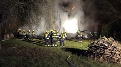 Plameny šlehaly do výše 20 metrů! V Praze Lahovicích hořela stodola