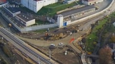 Kde se stala chyba? Uprostřed nové silnice stojí starý sloup! VIDEO