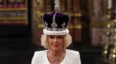Králova choť Camilla byla také korunována