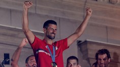 Plné náměstí a spousta pyrotechniky. Djokoviče vítaly nadšené davy