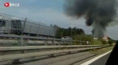 Na D11 při nehodě shořelo auto, kouř zakryl nebe. VIDEO