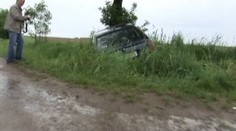 Opilý mladík naboural čelně do stromu