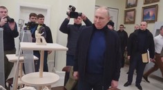 Putin na Krymu ukázal, jak je na tom špatně. Kulhal a hlavu měl svěšenou