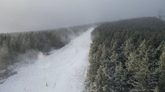Skiareály se chystají na zimní sezónu. Sněhová děla jedou na plný výkon