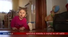 VIDEO: Vyměněné holčičky si zvykají na své biologické rodiče
