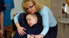 Po selhání učitelů NA ŠKOLNÍM VÝLETĚ byl Filip 10 let v komatu! Teď umřel mámě v náručí