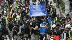 Vyhrocené protesty v Hongkongu, policie rozháněla dav slzným plynem