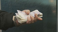 Policie podezřívá ženu z podvodné sbírky na sirotky. Vybrala přes milion