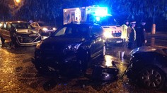 Hromadná nehoda na pražském nábřeží. Sanitky odvezly čtyři zraněné