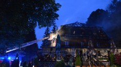 Požár zničil penzion u Chomutova. Evakuovali 43 lidí