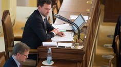 Bez omluvy půl platu. Vondráček chce postih za absenci poslanců