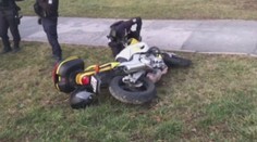 I přes zákaz zase sedl na motorku. Policii ujížděl přes chodníky i park