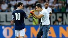 VIDEO: Messiho na hřišti naháněl výtržník, kytku mu ale nedal