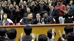 Rodman přiletěl s poselstvím: Obamo, zavolej Kima a bude mír!