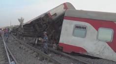 Při vykolejení vlaku v Egyptě zahynulo 11 lidí, stovka zraněných