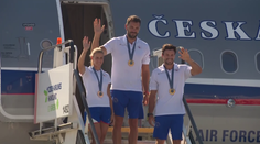 Cenné kovy jsou už doma. Medailisté z OH pózovali na letišti
