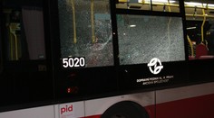 Policie řeší poškození oken u autobusu a tramvají. Někdo po nich zřejmě střílel
