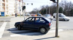 Řidič pustil chodkyně na přechodu, auto v PROTISMĚRU JEDNU PŘEJELO!