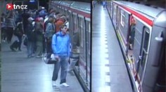 PODÍVEJTE SE: Takhle kradou kapsáři v metru