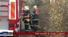 VIDEO: Řidiči narazili do sloupu s plynem