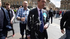 VIDEO: Na britské kandidáty hází lidé milkshaky! Schytal to i Farage