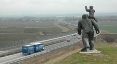 Řidičům u Olomouce podřezali patrona. Od dálnice museli obří sochu odvézt