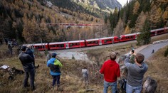 Ve Švýcarsku vypravili nejdelší osobní vlak na světě, řídilo ho sedm strojvedoucích