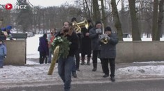 VIDEO: Pohřeb železniční trati v Jemnici. Žehnalo se záchodovou štětkou