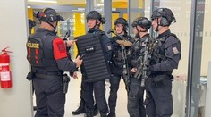 Policie zasahovala v pražské bytovce. Kvůli údajnému střelci měla samopaly