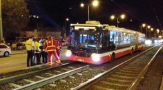 Řidič patrně přehlédl zvýšení tramvajového pásu, autobus uvízl na kolejích