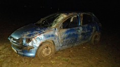 Peugeot vylétl ze silnice a skončil v poli, posádku odvezla sanitka