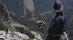 VIDEO: Tihle šílenci létají v horách obrovskou rychlostí