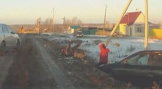 VIDEO: Divoká honička skončila nehodou, pak na sebe řidiči vytáhli nůž a lopatu