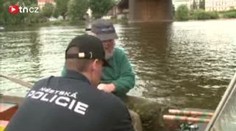 Policie kontrolovala rybáře na Vltavě