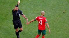 Sportovní gesto marockého fotbalisty. Po žluté kartě si plácnul s rozhodčím