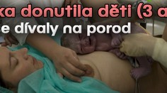 Matka donutila děti (3 a 7), aby se dívaly na porod