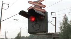 Sabotér na dráze: na 5 přejezdech zabránil spouštění závor